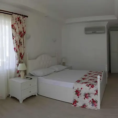 民宿 Yarimada Tatil Evi 马尔马里斯